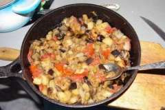 Вкусные рецепты: Салат "Королевский", Кисель из ревеня с молоком или взбитыми сливками, Закуска овощная диетическая с баклажанами, помидорами и сыром